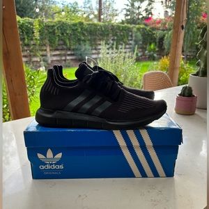 ADIDAS - SWIFT RUN. BRAND NEW